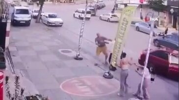 Yaşlı adam kız çocuklarını kurtarmak isterken darbedildi! Kameralara kaydetti...