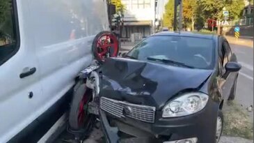 Bursa'da feci kaza! Motosikletli iki araç arasında sıkıştı