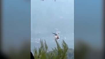 Yangın söndürme helikopterleri havada çarpıştı! Kameralar kaydetti...