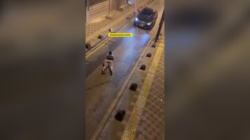 İstanbul'da ilginç görüntü! Yolun ortasına yatıp telefonuyla oynadı