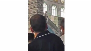 İmam hutbe okurken cemaatin yaptıklarıyla çileden çıktı!