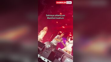Manifest konserinde ortalık karıştı! Bir anda sahneye atladı