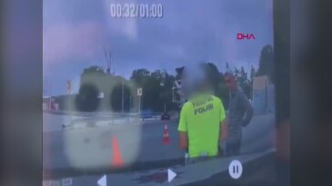 Polise kalleşçe saldırı kamerada! Soru sorma bahanesiyle yaklaşıp bıçakladı...