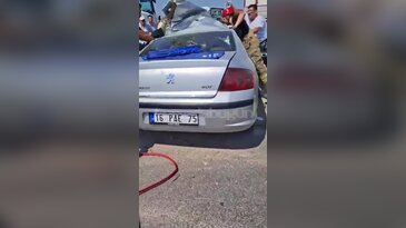 Bursa'da can pazarı! Bariyerlere saplanan otomobilden zor çıkarıldılar