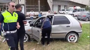 Bursa'da kontrolden çıkan otomobil elektrik direğine çarptı! Sürücü araçta sıkıştı