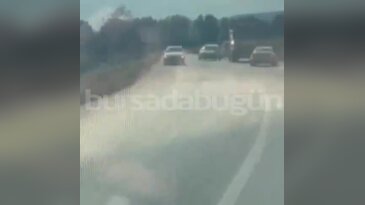 Bursa'da virajı alamayan otomobil araçların arasından tarlaya uçtu! Kameralar kaydetti...