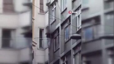 Yürekleri ağza getiren anlar! Binanın dış cephesine tırmandı, elektrik tellerinde dakikalarca bekledi...