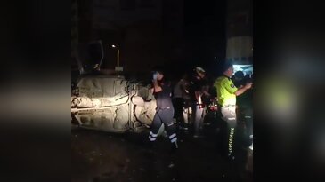 Bursa'da ışıklarda ortalık karıştı! 3 araç çarpıştı, çok sayıda kişi yaralı...