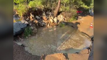 Bodrum'da ana su hattı patladı: Tazyikli su metrelerce yükseldi