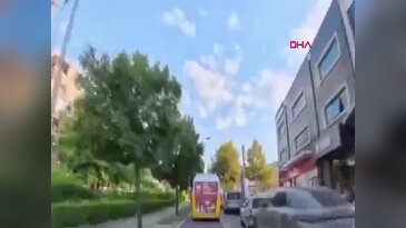Bursa'da belediye minibüsü elektrik direğine çarptı: Kaza anı kamerada