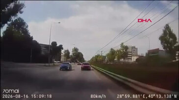 Bursa'da hız tutkusu kazayla bitti! Yarışan iki otomobil böyle çarpıştı