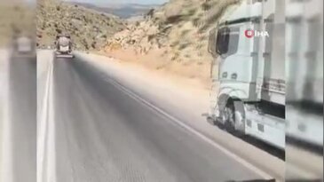 Tırın yola döktüğü boya ile arkadan gelen araçların mora boyadığı anlar kamerada