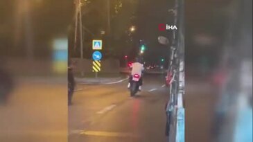 Bursa'da kırmızı ışıkta bekleyen motosiklet driftle kalkış yaptı!