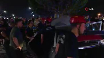 Bursa'da kontrolden çıkan araç beton direğe çarptı! Sürücü araç içerisinde sıkıştı...