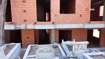 Şaşırtan görüntüler! Mezarlık manzaralı satılık sıfır daireler