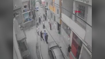 Adana'da aile kavgası sokağı savaş alanına çevirdi: Otomobil kalabalığın üzerine sürüldü