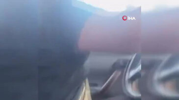 Minibüs şoförü ile otomobil sürücüsü arasındaki gerginlik kamerada