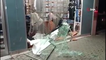 Bursa'da film sahnesini aratmayan kaza! Mağazanın içine daldı, sürücü kaçtı