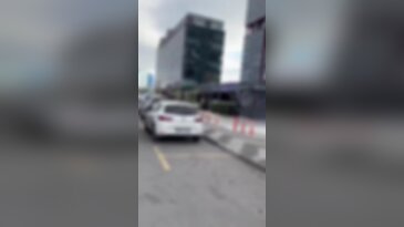 Otopark parasını görünce direksiyonu kırdı! Aracını bakın nasıl bıraktı