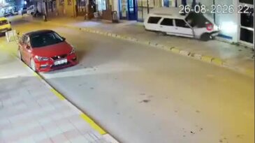 Otomobilin zincir markete daldığı anlar kamerada