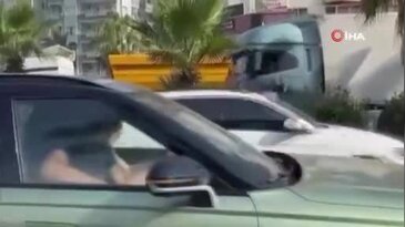 Mersin'de trafikte gerilim: Tırın çarptığı sürücü camı kırdı, kaçış kamerada