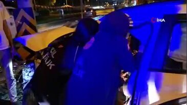 Bursa'da saniyelik kararsızlık kazayla bitti! Otomobil direğe saplandı