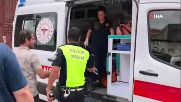 Bursa'da ilginç kaza! Köpekten kaçarken devrildi, köpek ambulansın başından ayrılmadı