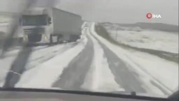 Ağustos'ta kış sürprizi! Geçit bir anda beyaza büründü