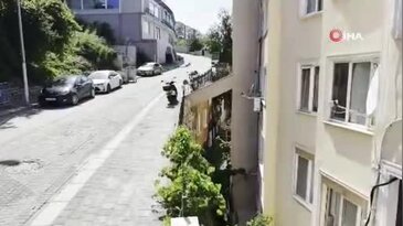 Bu binayı gören bir daha bakıyor! Üstünden yol geçiyor...