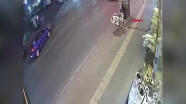 Bursa'da kurye kazası kamerada: Motosiklet otomobile böyle çarptı