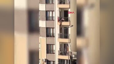 Balkondan düşmek üzereydi! Küçük kız böyle kurtarıldı...