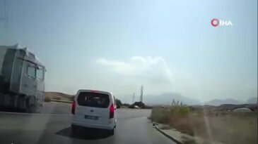 Çevre yolunda akılalmaz kaza! Bir anlık unutkanlık EDS direğini yerinden etti