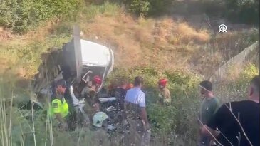 Bursa'da TIR dehşeti! Viyadükten aşağı düştü, sürücü sıkıştı