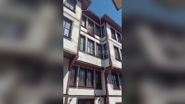 Tarihi Bursa evinin duvarlarını yazı tahtasına çevirdiler!
