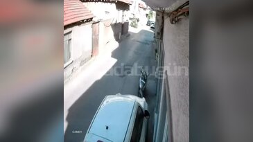 Bursa'da feci kaza kamerada! Motosikletli metrelerce savruldu...