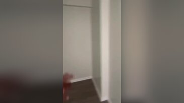 Daireyi gezerken banyoya girdi, çıktığı yere inanamadı!