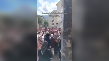 Bursa'da okul kapısında izdiham! Veliler çözüm bekliyor...