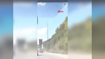 Otoyolda faciadan dönüldü! Dorse önce tabelaya, ardından üst geçide çarptı