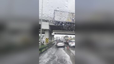 Bursa güne yağmurla başladı, yollar kırmızıya döndü!