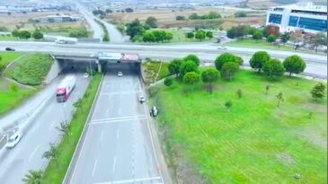 Bursa'da yağış kazayı getirdi! Otomobil yan yattı
