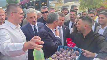 Özgür Özel Akçalar'da çiftçilerin sorunlarını dinledi: Traktörlerle yolu kestiler