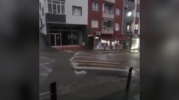 Trabzon'da şaşkına çeviren olay! Şiddetli yağmur kasisi yerinden söktü