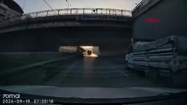 Bursa'da saniyeler içinde ortalık karıştı! Araç otomobilin üstüne devrildi