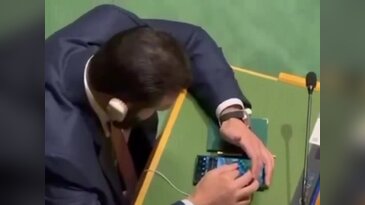 Cumhurbaşkanı Erdoğan konuşurken dikkat çeken hareket! Görüntüler gündem oldu...