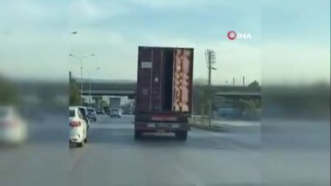 Bursa'da yürekleri ağza getiren anlar! Tırın dorsesi açık kaldı