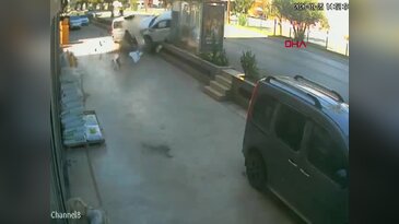 Alanya'da otomobil dehşeti: Yayaya çarptı, ardından otobüs durağına daldı