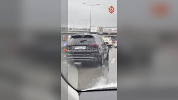 Bursa'da yağış büyük su birikintilerini beraberinde getirdi!