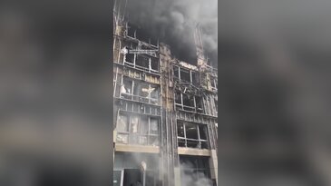 İnsanlarla dolu iş merkezini küle çevirdi! Görüntüler korkunç...