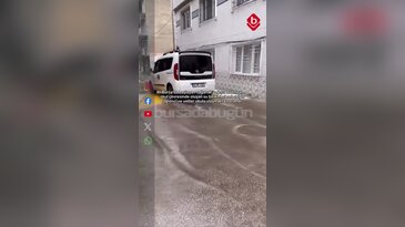Bursa'da sağanak sonrası yollar göle döndü! Öğrenciler okula gitmekte zorlandı
