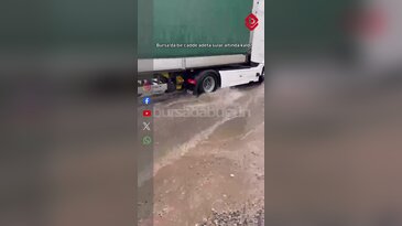 Bursa'da cadde sular altında kaldı!